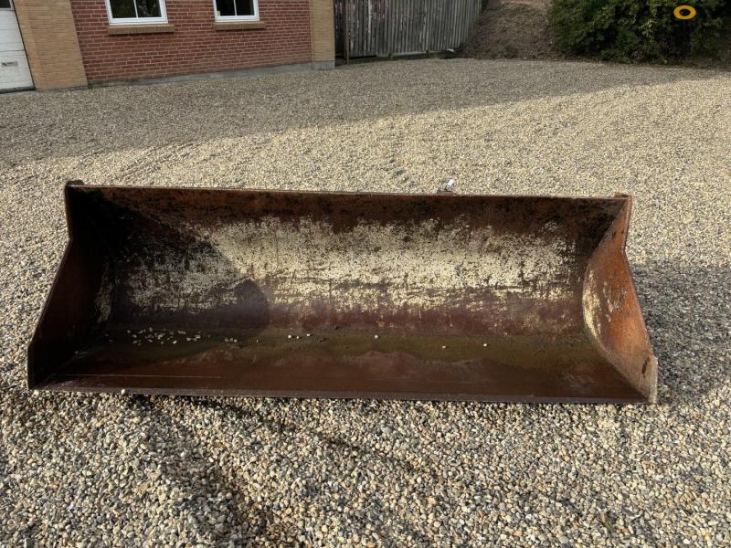 Skovl med Manitou hitch 2