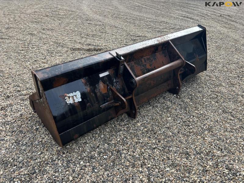 Skovl med Manitou hitch 7