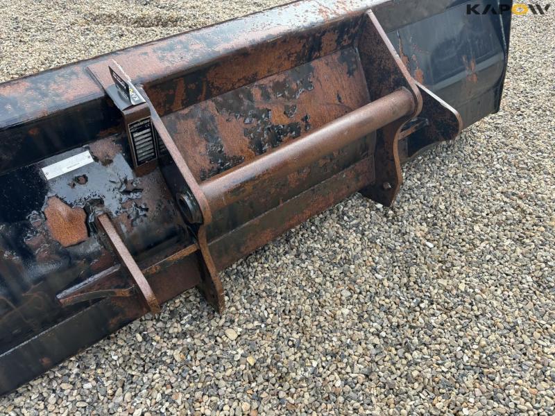 Skovl med Manitou hitch 9