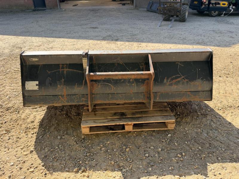 Skovl med Manitou hitch 6