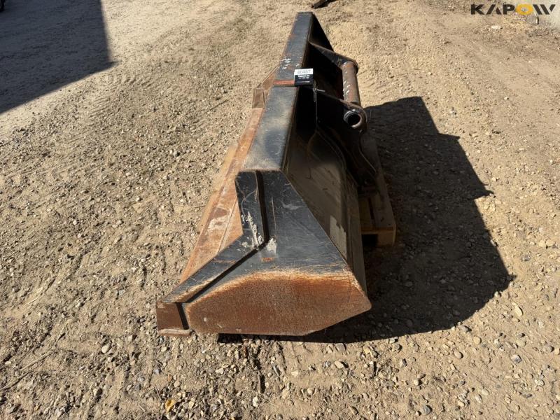 Skovl med Manitou hitch 8