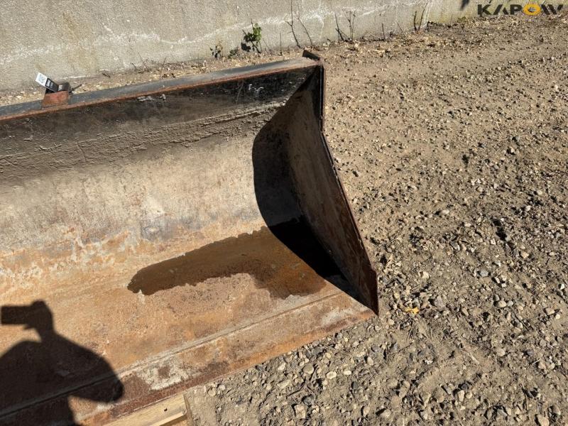 Skovl med Manitou hitch 14