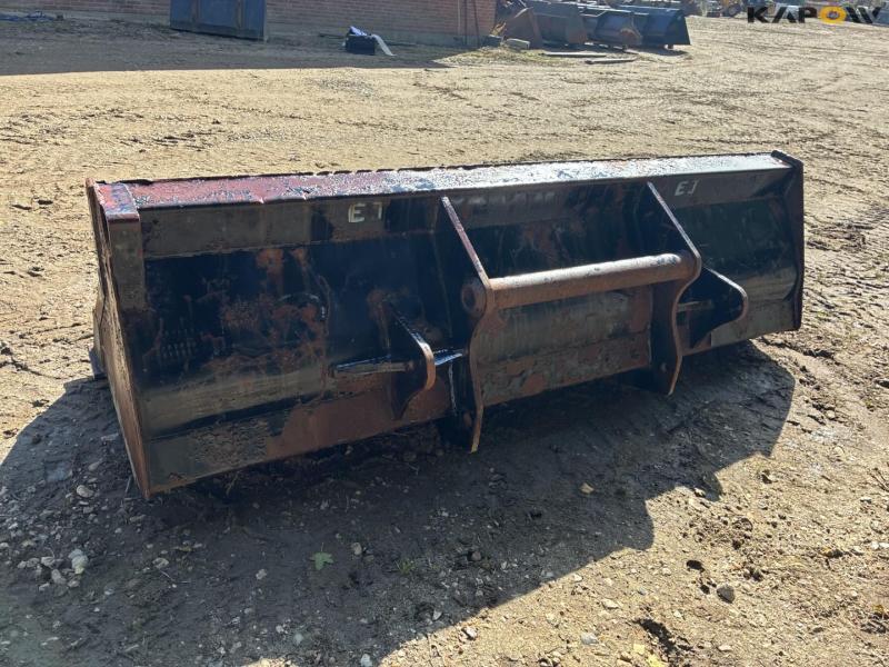 Skovl med Manitou hitch 5