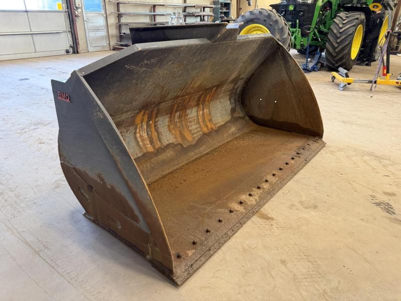 Skovl med Volvo hitch 3