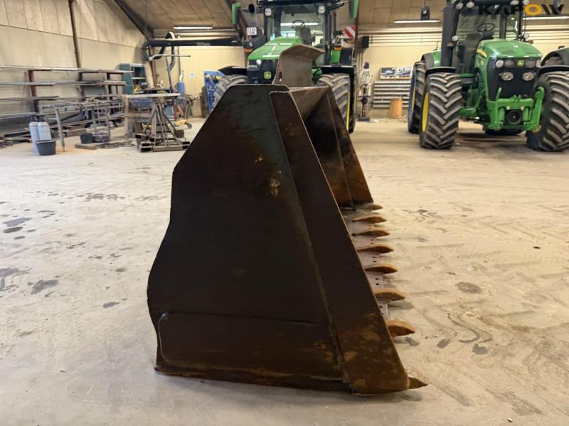 Skovl med Volvo hitch 4