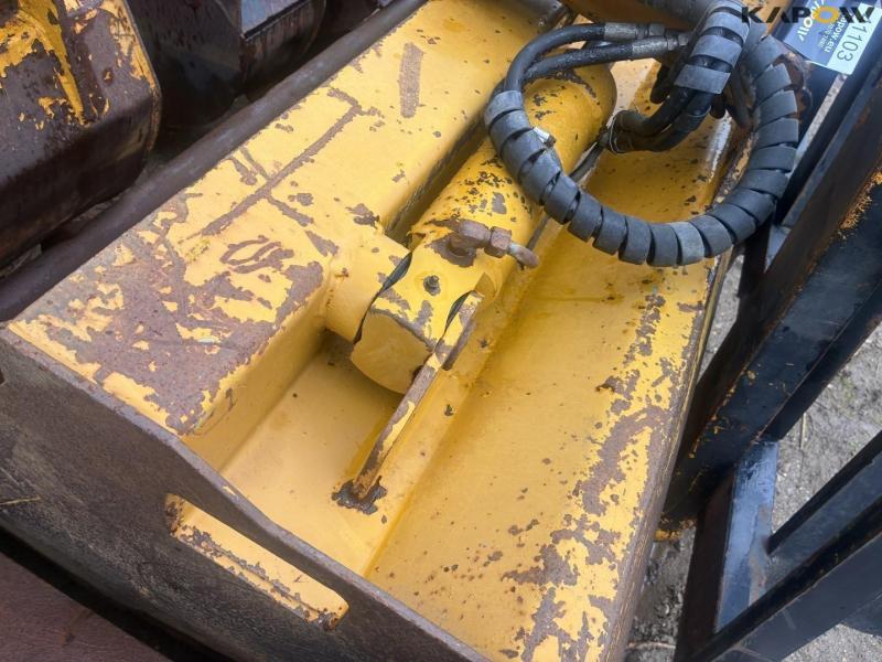 Skovl sæt i holder med Hydrema hitch 14