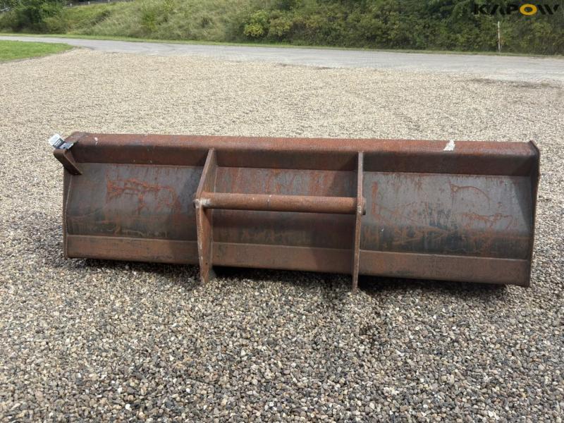 Skovl med manitou hitch 6