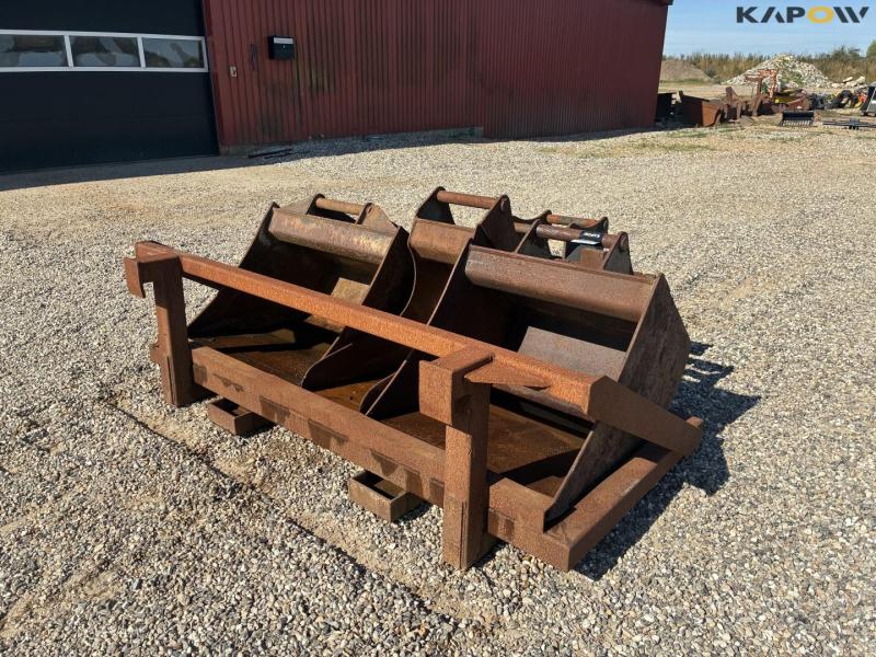 Skovlholder, skovl og pallegafler med Hydrema hitch 1