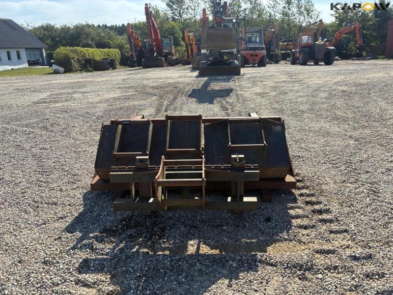 Skovlholder, skovl og pallegafler med Hydrema hitch 6