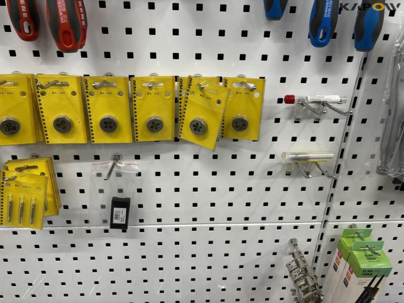 Skruetrækker, hamre, batterilader og diverse 8