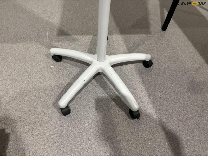 Skuffemøbel og bord 19