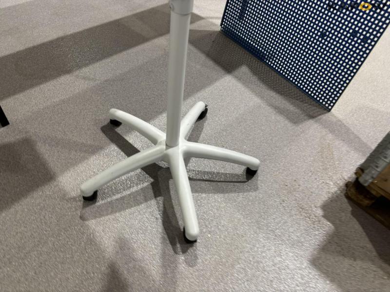 Skuffemøbel og bord 22