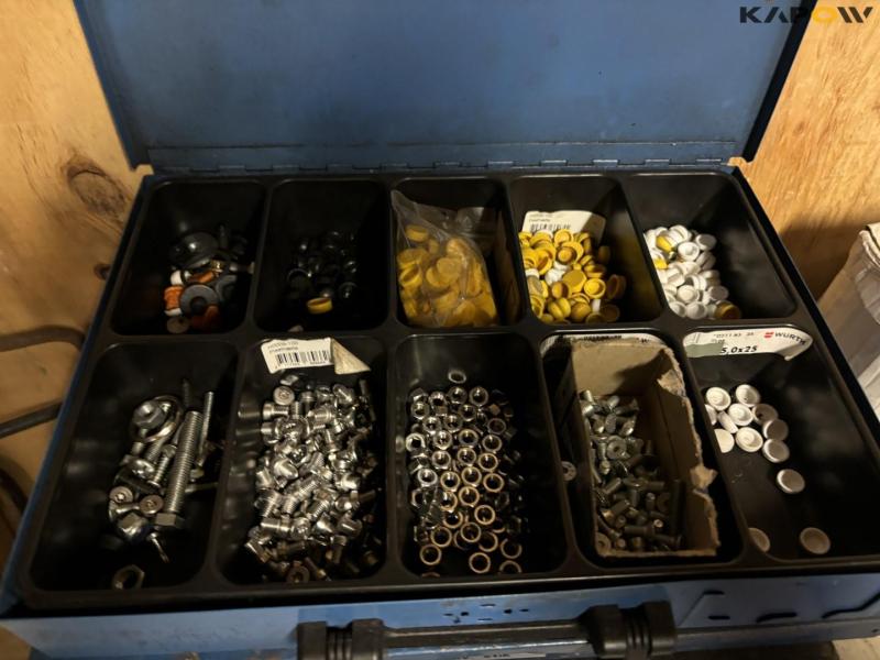 Skuffereol med diverse 3