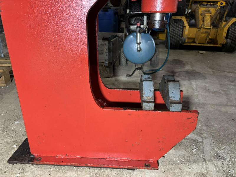 Stenhøj 25 ton presser 17