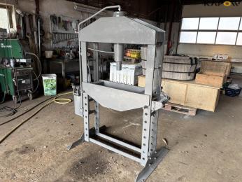 Stenhøj 40 ton presser