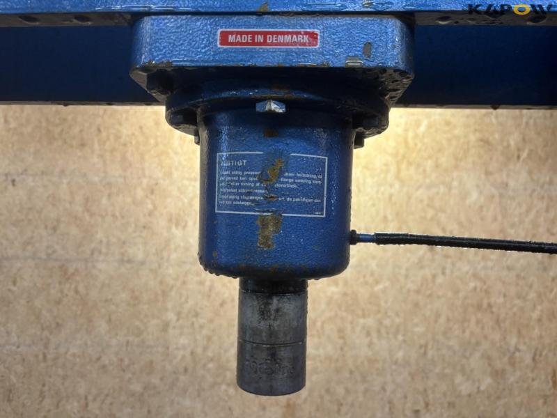 Stenhøj 40ton presser 15