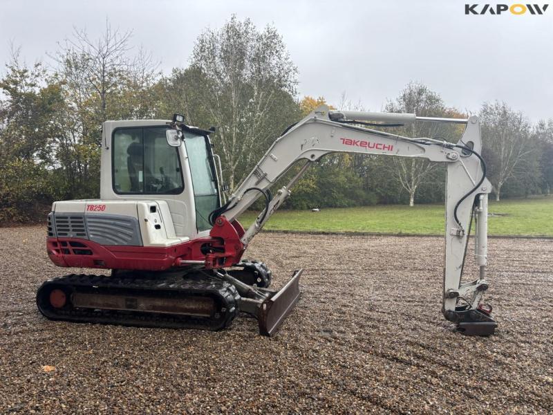 Takeuchi TB250 gravemaskine 4