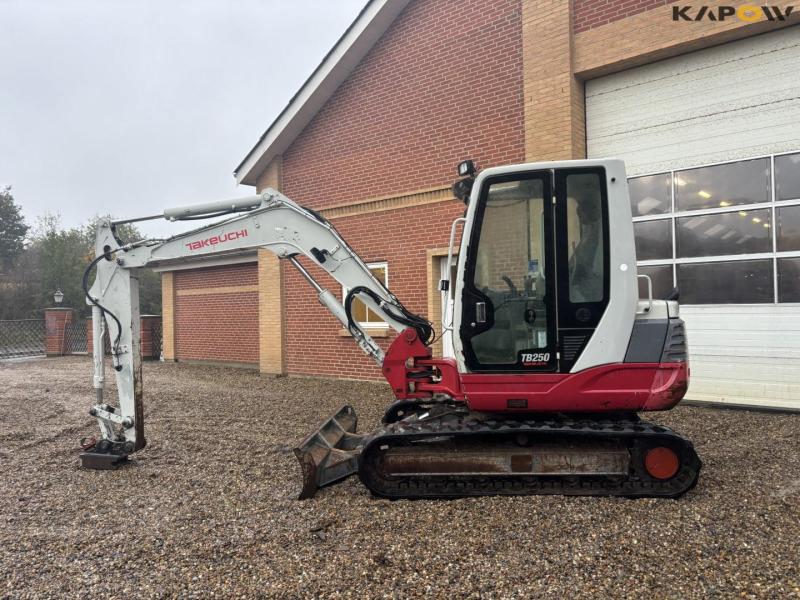 Takeuchi TB250 gravemaskine 8