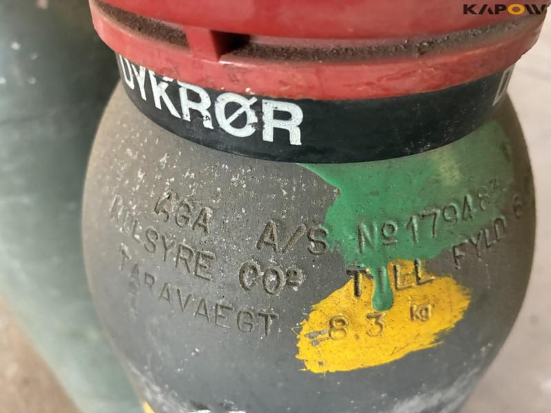 To flasker kuldioxid 3