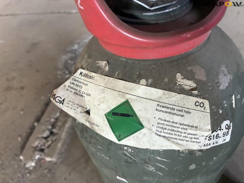 To flasker kuldioxid 5