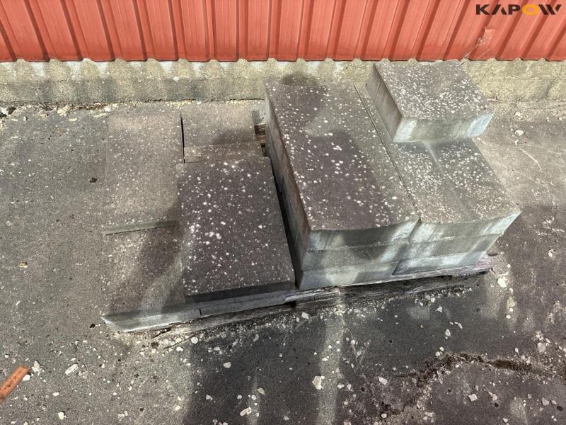 Tøm pladsen for sten og fliser 68