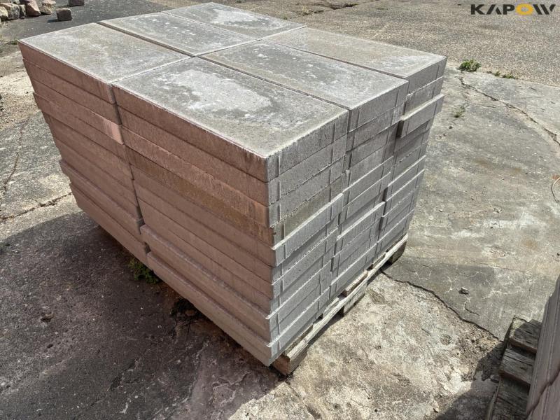 Tøm pladsen for sten og fliser 85