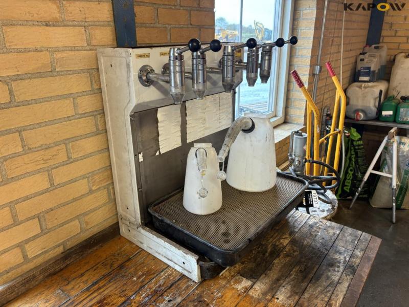 Værkstedsbord med olietank og oliebar 11