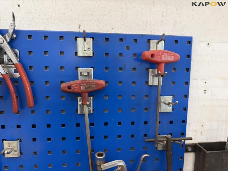Værkstedsbord med værktøj og tavle 5