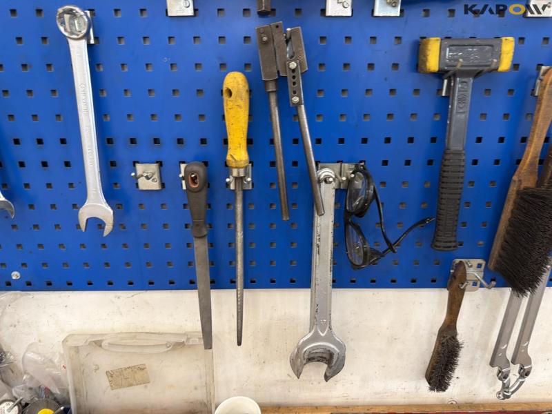 Værkstedsbord med værktøj og tavle 14