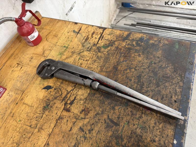 Værkstedsbord med værktøj og tavle 28
