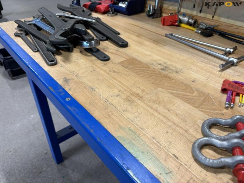 Værkstedsbord med værktøj 10