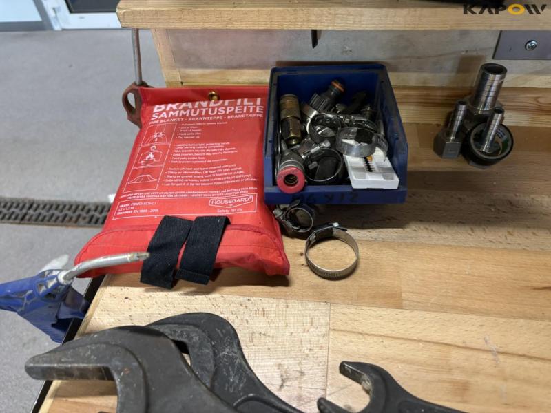 Værkstedsbord med værktøj 13