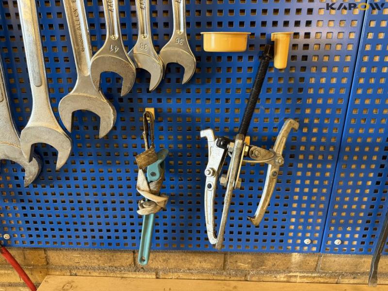 Værkstedsbord og tavle med værktøj 6