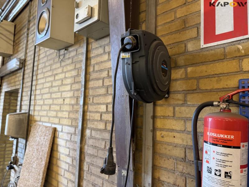 Værkstedsbord og tavle med værktøj 25