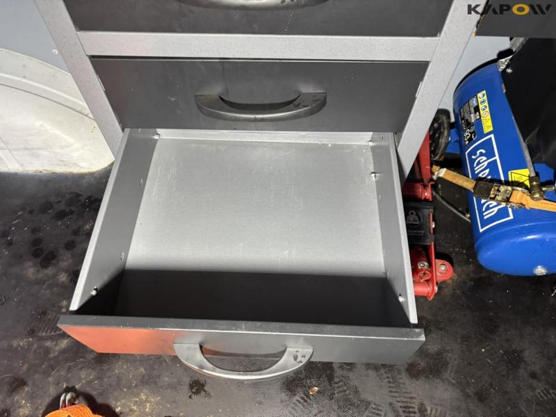 Værkstedsbord og udstyr 13