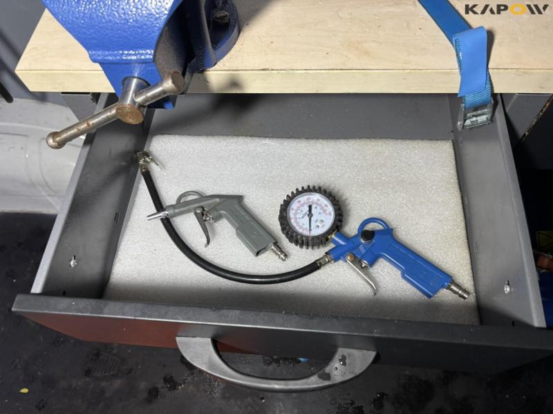 Værkstedsbord og udstyr 15