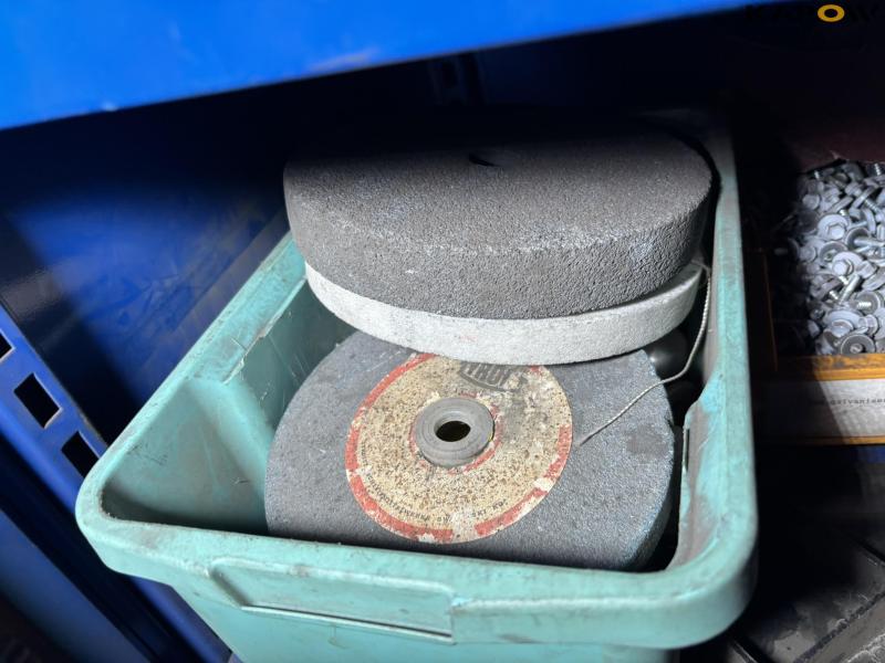 Værkstedsskab med indhold 15