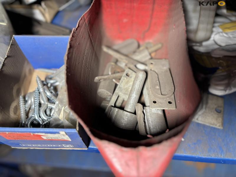 Værkstedsskab med indhold 28