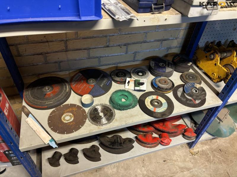 Værktøj på reol 65