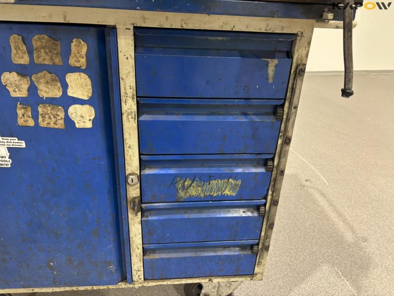 Værktøjsbord med stålplade og skrustik 11