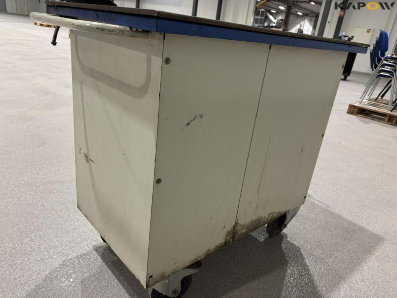 Værktøjsbord med stålplade og skrustik 24