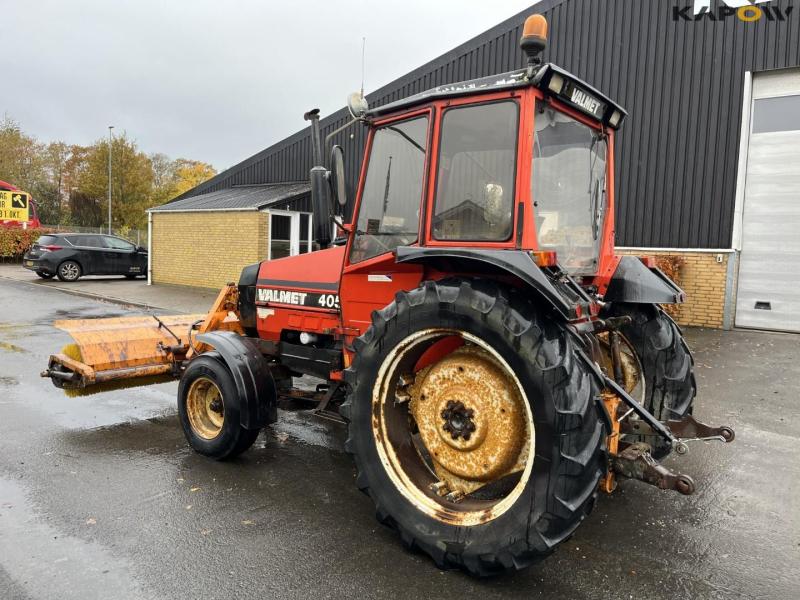 Valmet 405 traktor med kost 7