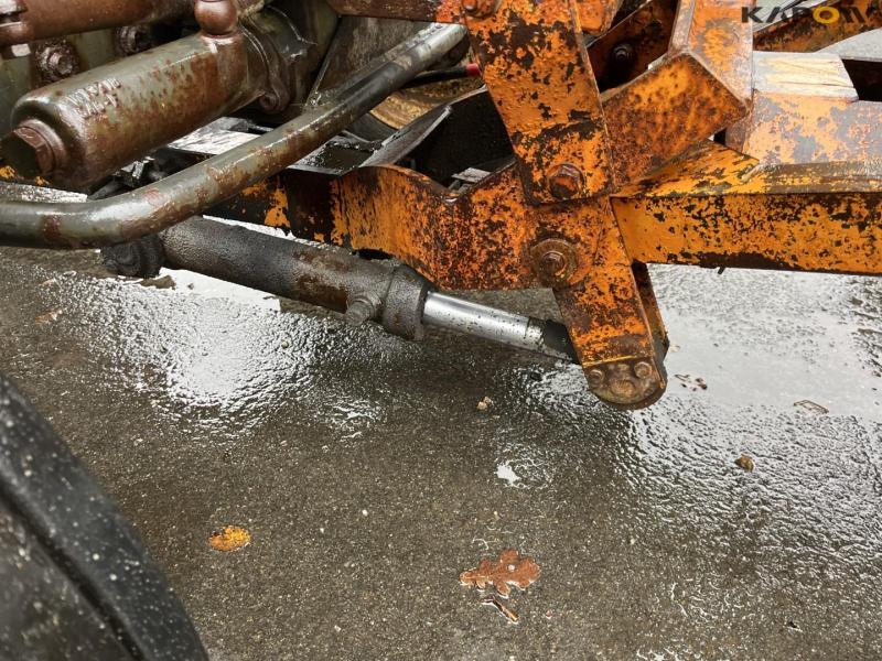 Valmet 405 traktor med kost 22