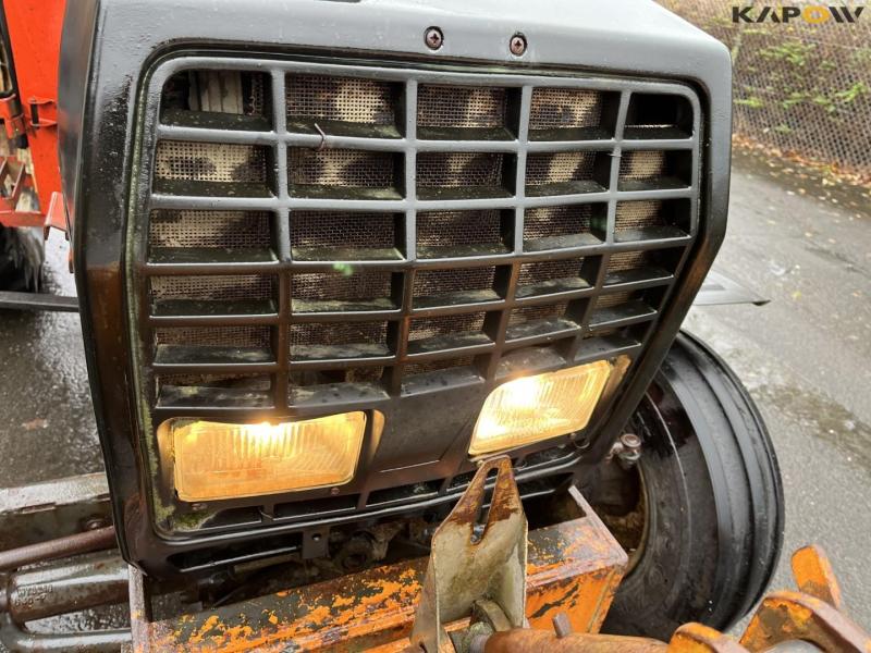 Valmet 405 traktor med kost 24