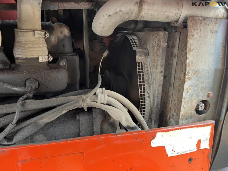 Valmet 405 traktor med kost 26