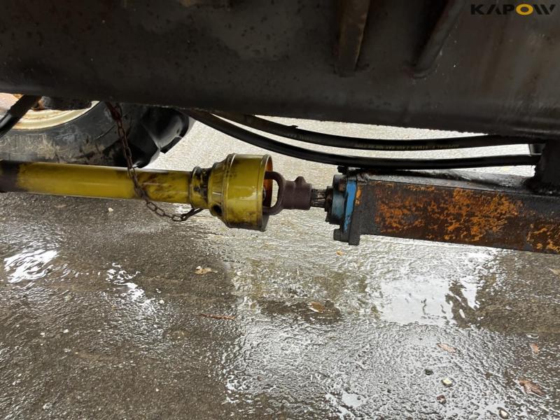 Valmet 405 traktor med kost 27