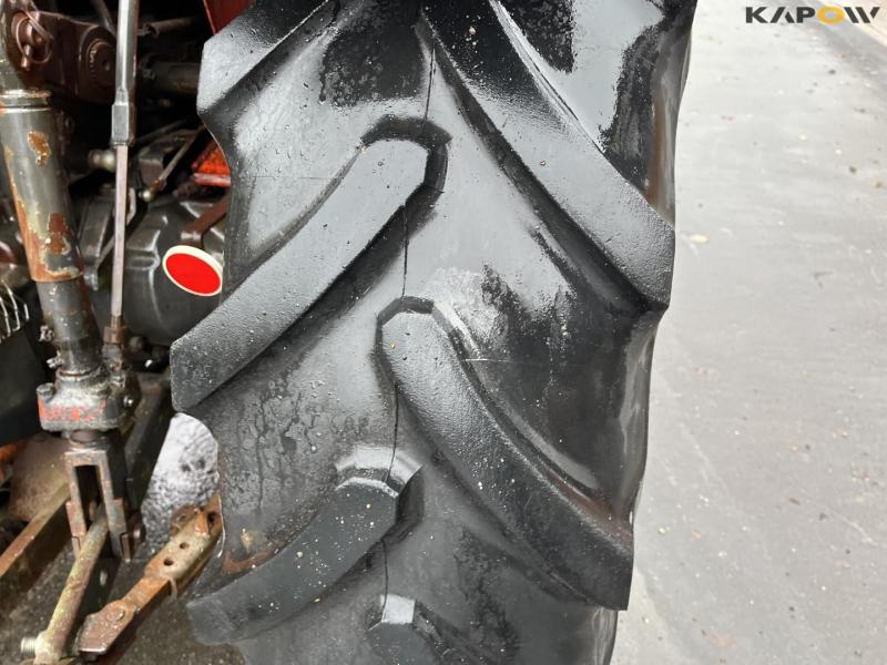 Valmet 405 traktor med kost 30