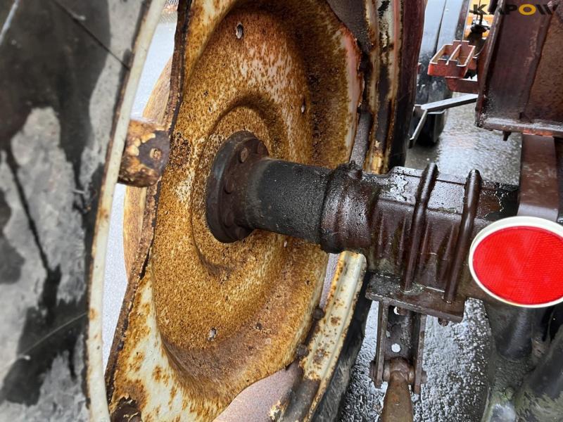 Valmet 405 traktor med kost 34