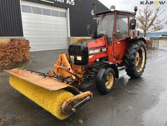 Valmet 405 traktor med kost