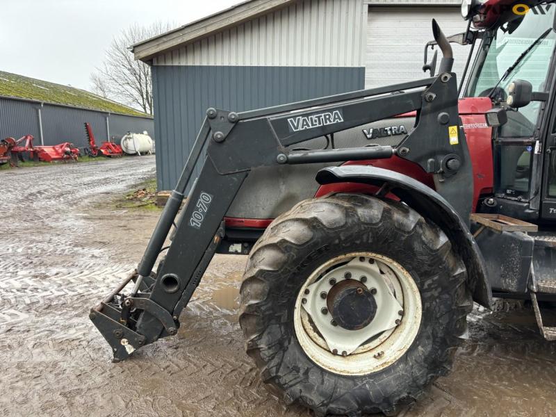 Valtra T150 traktor med frontlæsser 9
